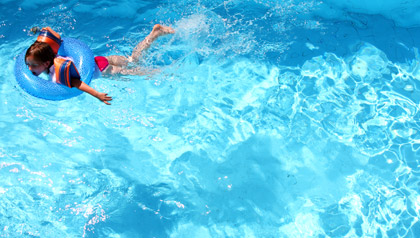 Kind Schwimmbad